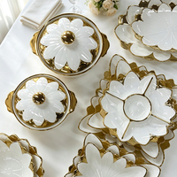 Bol en céramique de luxe à bord festonné en forme de pétales de fleurs avec bordure dorée en porcelaine blanche pour la décoration de table de mariage, d'hôtel et de restaurant