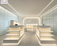 Conception d'intérieur complète pour magasin de cosmétiques sur mesure : mobilier, armoire murale LED, comptoir îlot, bureau de réception
