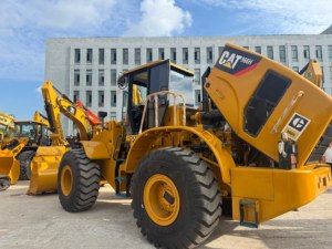 รถตัก CAT 966H มือสองสภาพดี ทนทานต่อการใช้งานภาคสนาม อุปกรณ์บรรทุกหนัก 6 ตัน สำหรับงานวางซ้อนและขนส่งกรวดในลานเหมือง - Product Image 1