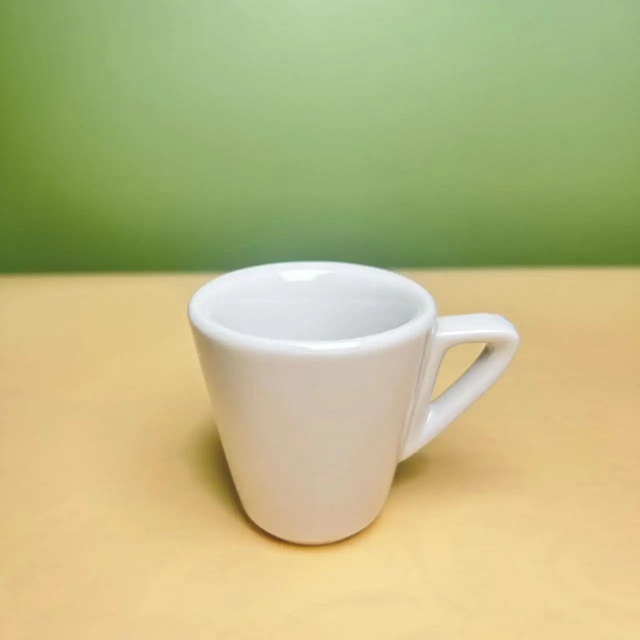 अनुकूलित सिरेमिक कॉफी कप और सॉकर्स को लोगो के साथ जोड़ा जा सकता है