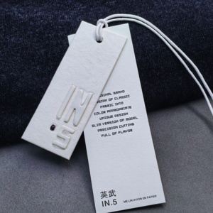 Etiquetas colgantes y etiquetas colgantes de papel impresas en relieve 3D blancas ecológicas Etiquetas colgantes multicapa personalizadas para ropa y bolsos - Product Image 1