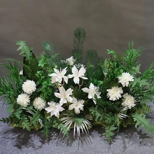 L-072 Composizione Floreale Artificiale Verde e Bianca per Matrimoni, Tema Foresta, Fiori per Corridoio, Decorazione Artistica per Eventi Nuziali - Product Image 3