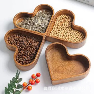 Bandeja para Nueces en Forma de Corazón de Madera Maciza Estilo Japonés, con 4 Compartimentos, para Almacenamiento y Servicio de Frutos Secos, Uso Residencial - Product Image 3