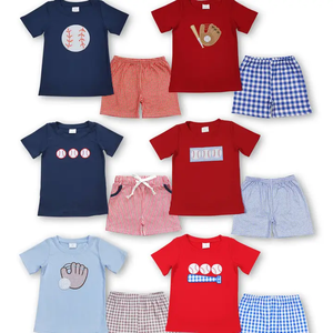 Collection de vêtements pour garçons : Ensemble haut et short en coton brodé style baseball, vente en gros - Product Image 1