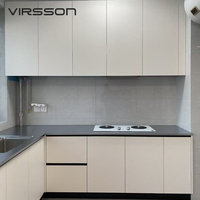 Ensemble complet d'armoires de cuisine modulaires laquées avec évier et crédence, design moderne