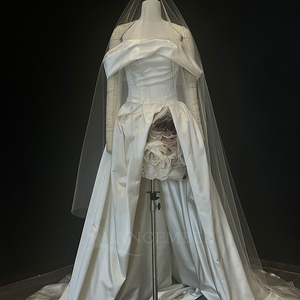 Robe de mariée sirène moderne NT15 avec col bateau long, en satin et dentelle, appliques de cristaux et fleurs 3D, avec surjupe - Product Image 4
