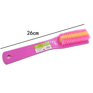 Cepillo de plástico para zapatos con lazo para colgar y cerdas duras para limpiar calzado - Product Image 2