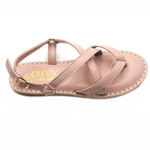 Sandales plates simples pour femmes, style décontracté, à lanières croisées, design frais et épuré, pour la plage, modèle d'exportation, faible MOQ pour essai - Product Image 3