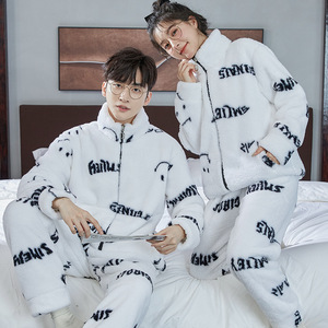 Pijamas portátiles para mujeres y hombres en otoño e invierno. Cremallera <span class=keywords><strong>de</strong></span> cuello alto <span class=keywords><strong>de</strong></span> franela gruesa con <span class=keywords><strong>terciopelo</strong></span> coral para parejas - Product Image 4