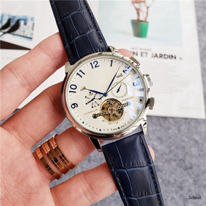 Reloj de Cuarzo Redondo Minimalista con Esfera Negra, Manecillas Doradas, Correa Milanesa de Acero Inoxidable, 38mm, Unisex, Analógico, de Moda - Product Image 4