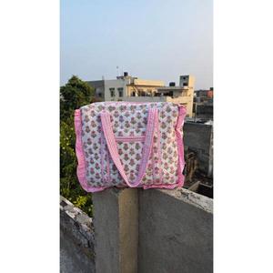 Sac de voyage matelassé en coton, fabriqué à la main avec un imprimé traditionnel, élégant, léger, durable et idéal pour les voyages de week-end - Product Image 4