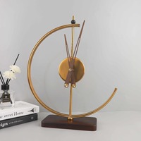 Horloge de table en métal doré en forme de demi-lune, horloge de bureau silencieuse à base solide, ornement de décoration d'intérieur de luxe léger pour le salon
