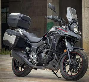 Motocicleta Suzuki DL250 de Aventura, Bicilíndrica en Paralelo, Refrigerada por Aire, con Inyección Electrónica, Frenos ABS, 6 Velocidades, de Gasolina - Product Image 3