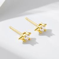 Boucles d'oreilles clous géométriques modernes en argent sterling plaqué or avec zircone, boucles d'oreilles clous en argent massif avec zircone motif flèche et étoile