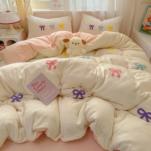 ชุดเครื่องนอนผ้าฟลีซลายวินเทอร์มิลค์ 4 ชิ้น พร้อมปลอกผ้านวมปักลายโบว์แบบกลับด้านได้ ผ้าปูที่นอนรัดมุม สำหรับใช้ในหอพัก - Product Image 5