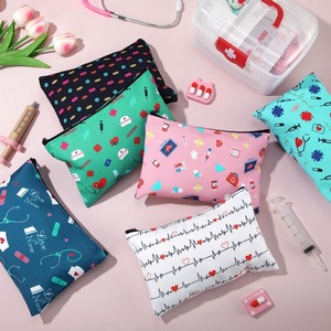 Patrón de enfermera Cremallera multiusos Lona Bolsa de cosméticos de enfermería Maquillaje de Navidad Regalo de cumpleaños para enfermera practicante - Product Image 3