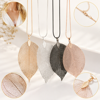 Böhmische Alltags-Langkette mit Hohlblatt-Anhänger und Glatter Schlangenkette, Ideal für Pullover, Mantel und Kleider-Kombinationen