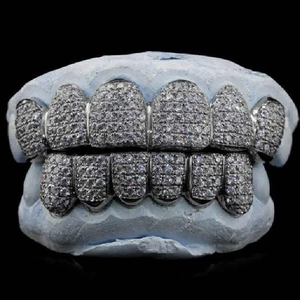 ชุดกริลล์ซ์ฟันแบบกำหนดเอง ประดับเพชรทั้งบนและล่าง |   เงินแท้ 925 ประดับทองและเพชร |   เครื่องประดับฮิปฮอปสำหรับผู้ชายและผู้หญิงที่ได้รับการรับรองจาก IGI - Product Image 1