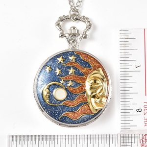 Collar con Colgante de Reloj de Bolsillo Vintage Erótico con Diseño de Estrellas y Luna - Product Image 3