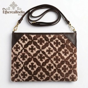 Sac bandoulière marron fait main en coton imprimé au bloc avec fermeture à boucle, style bohème, vente en gros, export Inde - Product Image 1