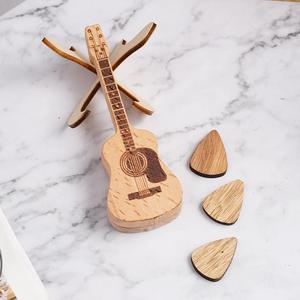 Étui à médiators en bois, étui à médiators pour guitare acoustique avec support, étui à médiators personnalisé. - Product Image 1
