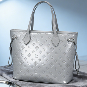 กระเป๋าถือหนังแก้วแบบพกพาสำหรับฤดูหนาว ดีไซน์ลายนูน ตกแต่งหมุดและงานปัก ใช้ได้ทุกวัน รับผลิตแบบ OEM ODM - Product Image 4