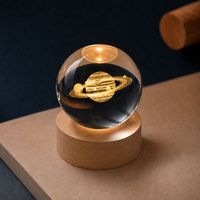 Boule de cristal du système solaire gravée au laser 3D, lampe de nuit avec base en bois de hêtre ronde USB pour la décoration de la maison, cadeau