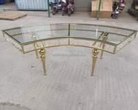 Table de luxe en verre en forme de S avec pieds dorés, idéale pour les événements de mariage élégants et raffinés