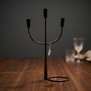 Sonnet Decor Candelabre à trois bras en fer fait main pour la décoration de Noël à la maison - Product Image 1
