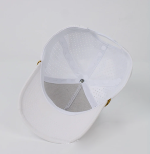 Gorra de golf deportiva de 5 paneles con cuerda personalizada al por mayor, diseño de logotipo con parche de PVC, poliéster blanco, orificios cortados con láser, impermeable, para golf y béisbol - Product Image 3