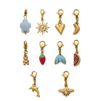 Une tortue, le soleil, un cœur, du pain, un petit ours, des fraises, une queue de poisson, des oranges, des dauphins et des pendentifs en forme d'abeille comme accessoires.