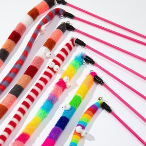 Juguete para Gatos con Varilla de Plástico de 42 cm, Peluche de Oruga Arcoíris - Product Image 3