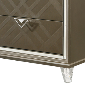 Comodino Skylar con finitura champagne scuro, due cassetti e gambe in cristallo - Product Image 3