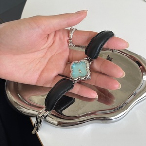Orologio al quarzo impermeabile da donna in pelle di mucca con quadrante <span class=keywords><strong>Vintage</strong></span> retrò a quattro foglie di lusso classico e leggero - Product Image 4