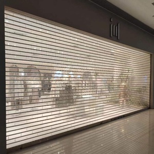 Barrière de protection automatisée à fermeture roulante haute visibilité pour les devantures de magasins et les garages commerciaux - Product Image 4