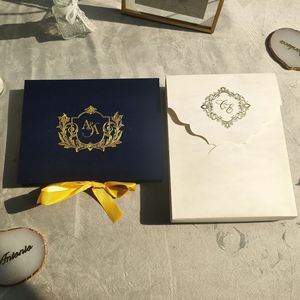 Tarjeta de Invitación de Boda de Lujo en Terciopelo Azul Marino con Estampado Dorado en Relieve y Diseño Personalizado DIY para Despedida de Soltera - Product Image 2