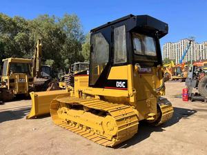 Topadora de cadenas Caterpillar D5C amarilla, equipo de construcción con cuchilla y motor para tareas de movimiento de tierras - Product Image 5