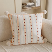 Housse de coussin décorative en peluche courte crème avec insert, pompons et imprimé cerises pour canapé de salon