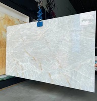 Panneau mural en pierre de quartzite onyx âge de glace translucide dalle de marbre onyx blanc rétro-éclairé pour une utilisation en intérieur comptoir d'îlot de sol Plus