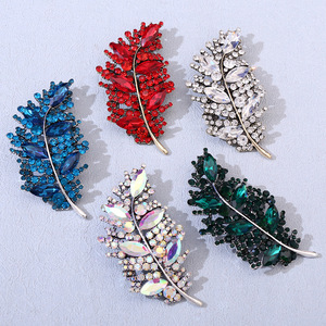 Nueva joyería de moda broche de hoja con incrustaciones de diamantes broche temperamento tendencia ropa de mujer broche bufanda accesorios joyería Pin - Product Image 1