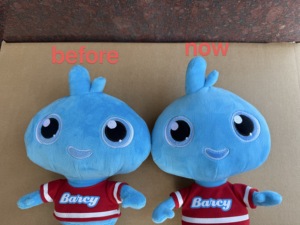 Nuovo Peluche Personalizzato Sunrise, Morbido Pupazzo Blu a Forma di Cartone Animato BARCY con Maglietta Rossa per Promozioni Festive - Product Image 3