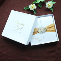 Invitation de mariage personnalisée en tissu de soie, dans un coffret, avec découpe laser en acrylique miroir doré, boucle en diamant et ruban.