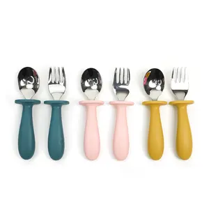 Vendita calda casa ristorante graziose posate bambini silicone cucchiaio e forchetta set