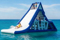 Structure de jeu aquatique gonflable géante avec mur d'escalade, toboggan aquatique et iceberg gonflable pour parc aquatique