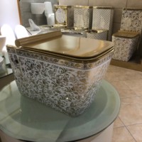 Toilette intelligente moderne et écologique, arrière au mur, salle de bain, WC en céramique avec eau colorée, sans réservoir, sans rebord