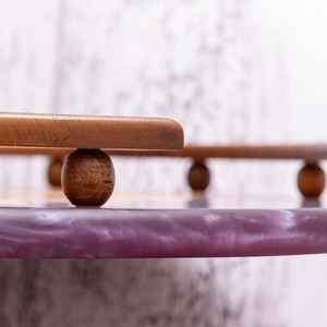 Motifs élégants en résine sur des plateaux en bois massif, parfaits pour servir des collations, des boissons et des desserts tout en ajoutant une touche élégante - Product Image 2