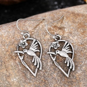 Orecchini Pendenti Vintage con Colibrì e Motivi Floreali per Donne, Gioielli di Moda Quotidiana - Product Image 1