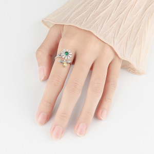 แหวนดอกเดซี่หมุนได้ปรับขนาดได้ ขายส่ง สำหรับผู้หญิง ประดับเพทายหลากสี วัสดุทองแดง ดีไซน์สร้างสรรค์ ช่วยลดความวิตกกังวล - Product Image 3