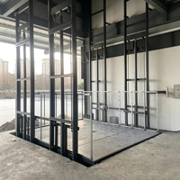 Plateforme élévatrice hydraulique murale à rail vertical pour le levage de marchandises dans la logistique interne des usines industrielles