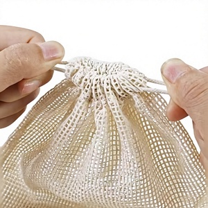 Sac en filet biodégradable en coton naturel et biologique avec cordon de serrage pour savon de douche, carré, moderne, pour salle de bain - Product Image 5